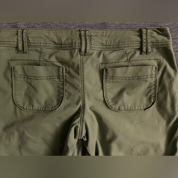Spring Green Pedal Pushers.  Button Bottoms. Size 9. Great Condition! - Picture 5 of 6